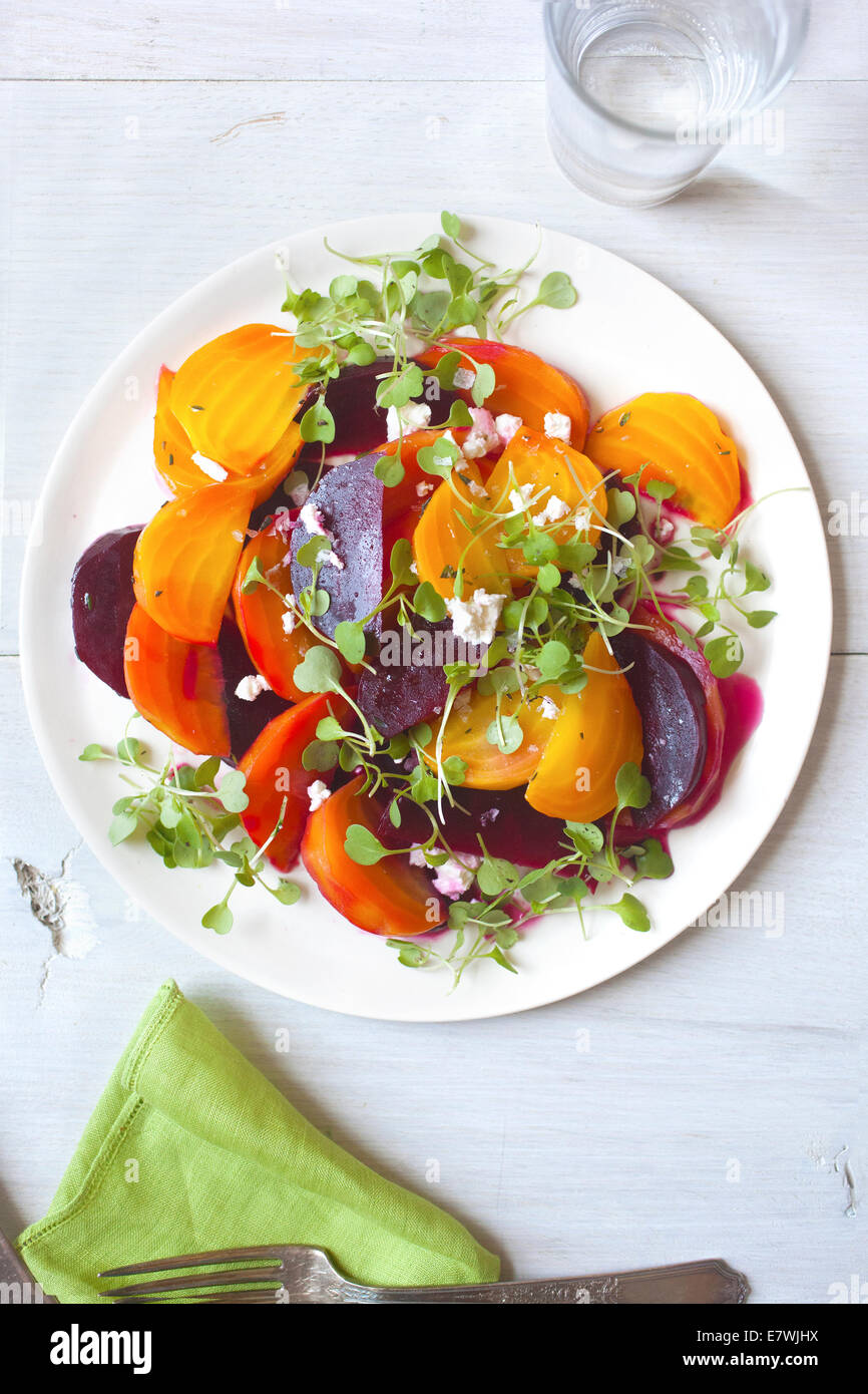 Salade de betteraves colorée plaquée sur assiette blanche et toile de fond. Banque D'Images