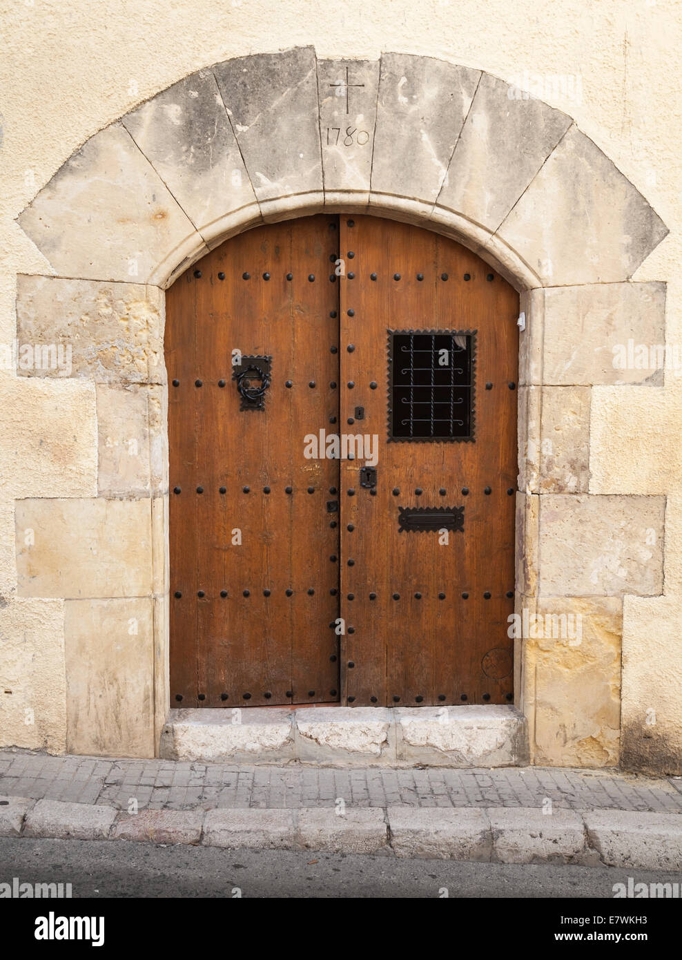 Porte en bois ancienne avec arch dans mur en pierre jaune Banque D'Images