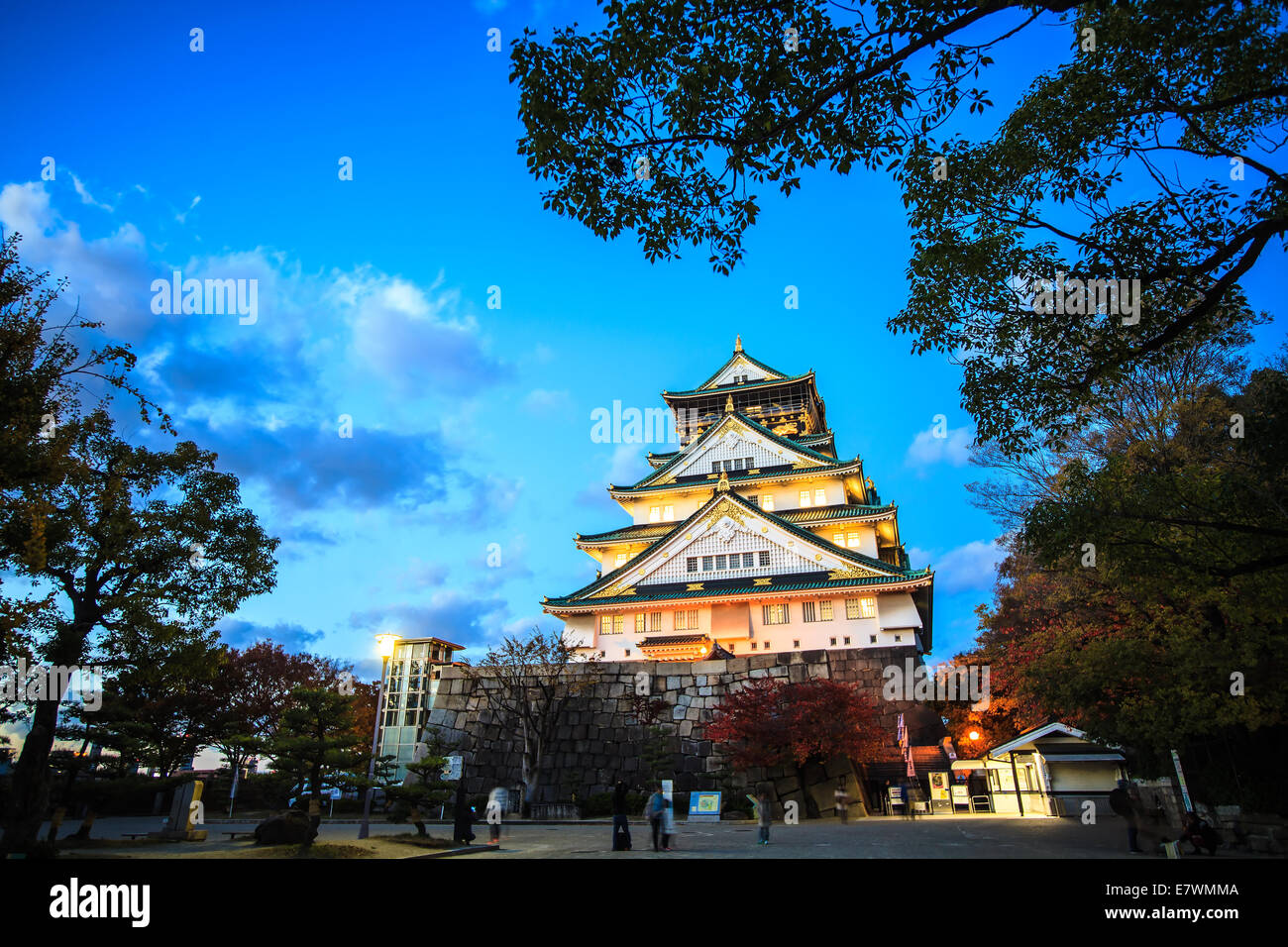 Le Château d'Osaka, à Osaka au Japon lors d'un coucher de soleil d'été. pastel coloré Banque D'Images