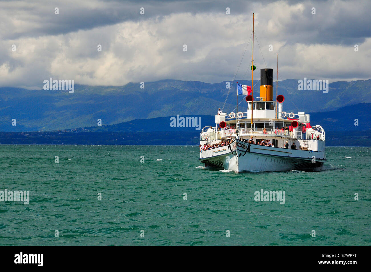 Simplon vapeur à aubes sur le Lac Léman ou le Lac Léman avec les nuages de tempête, Yvoire, Rhône-Alpes, Haute-Savoie, France Banque D'Images