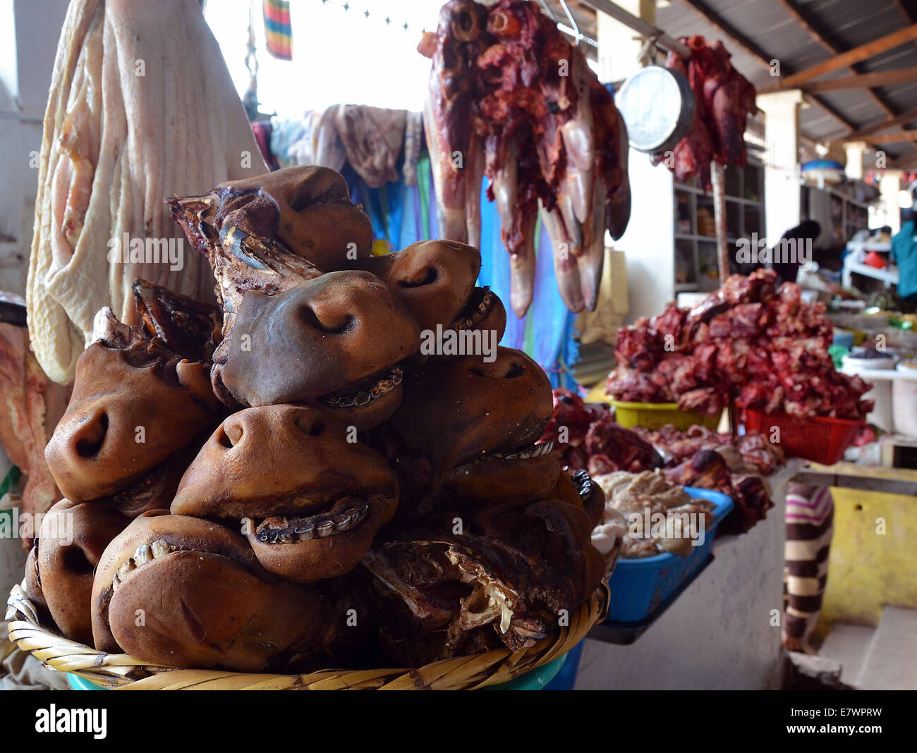 Museau de vache pour la soupe à la viande d'un stand au marché, Cusco, Pérou Banque D'Images
