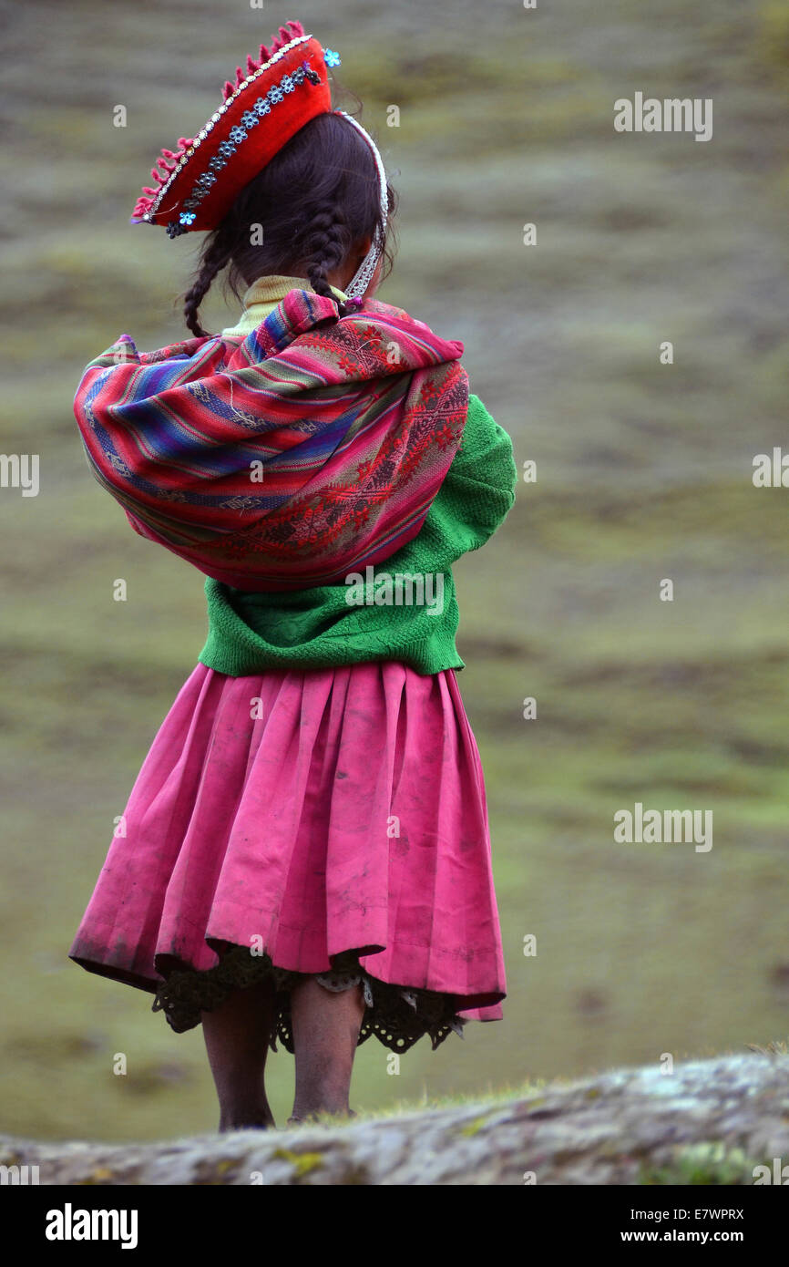 Girl wearing costume traditionnel, vue arrière, Andes, près de Cusco, Pérou Banque D'Images