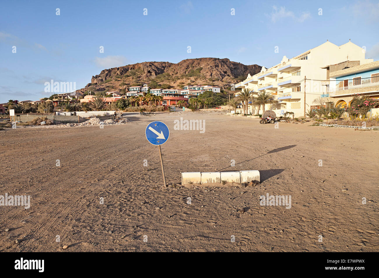 Signe de la circulation sur une route non revêtue, Sal Rei, Boa Vista, Cap Vert Banque D'Images