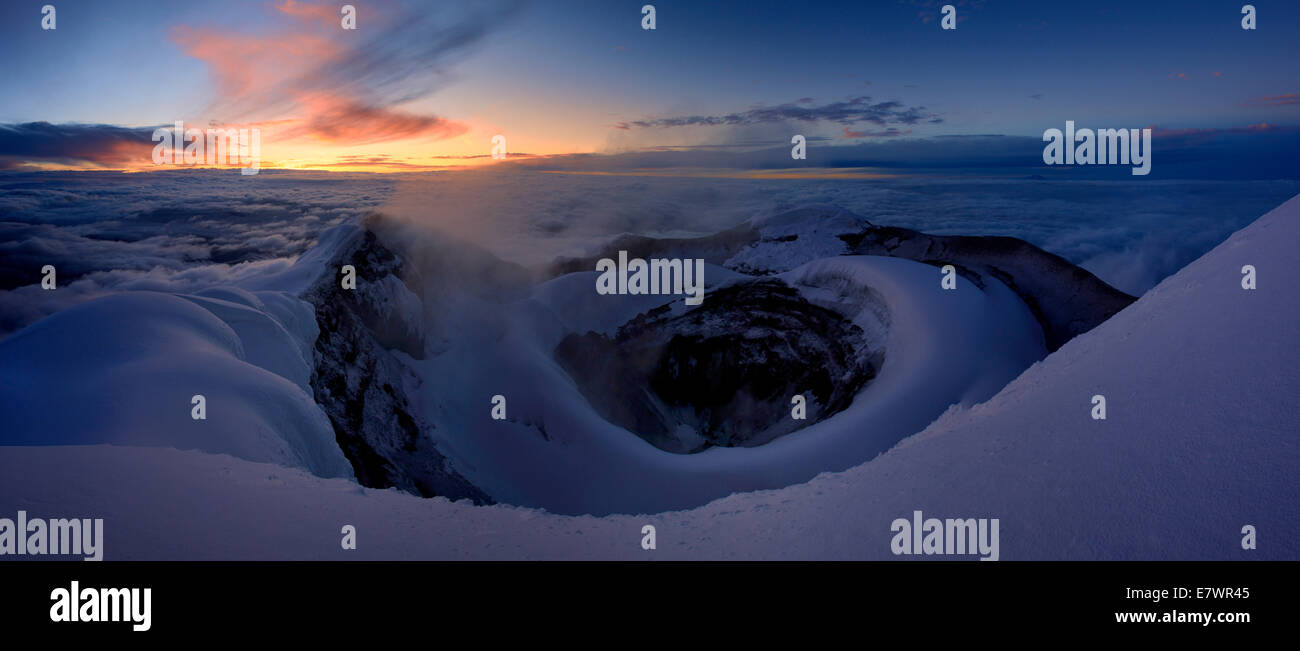 Cratère du volcan Cotopaxi au lever du soleil, Quito, Équateur Banque D'Images