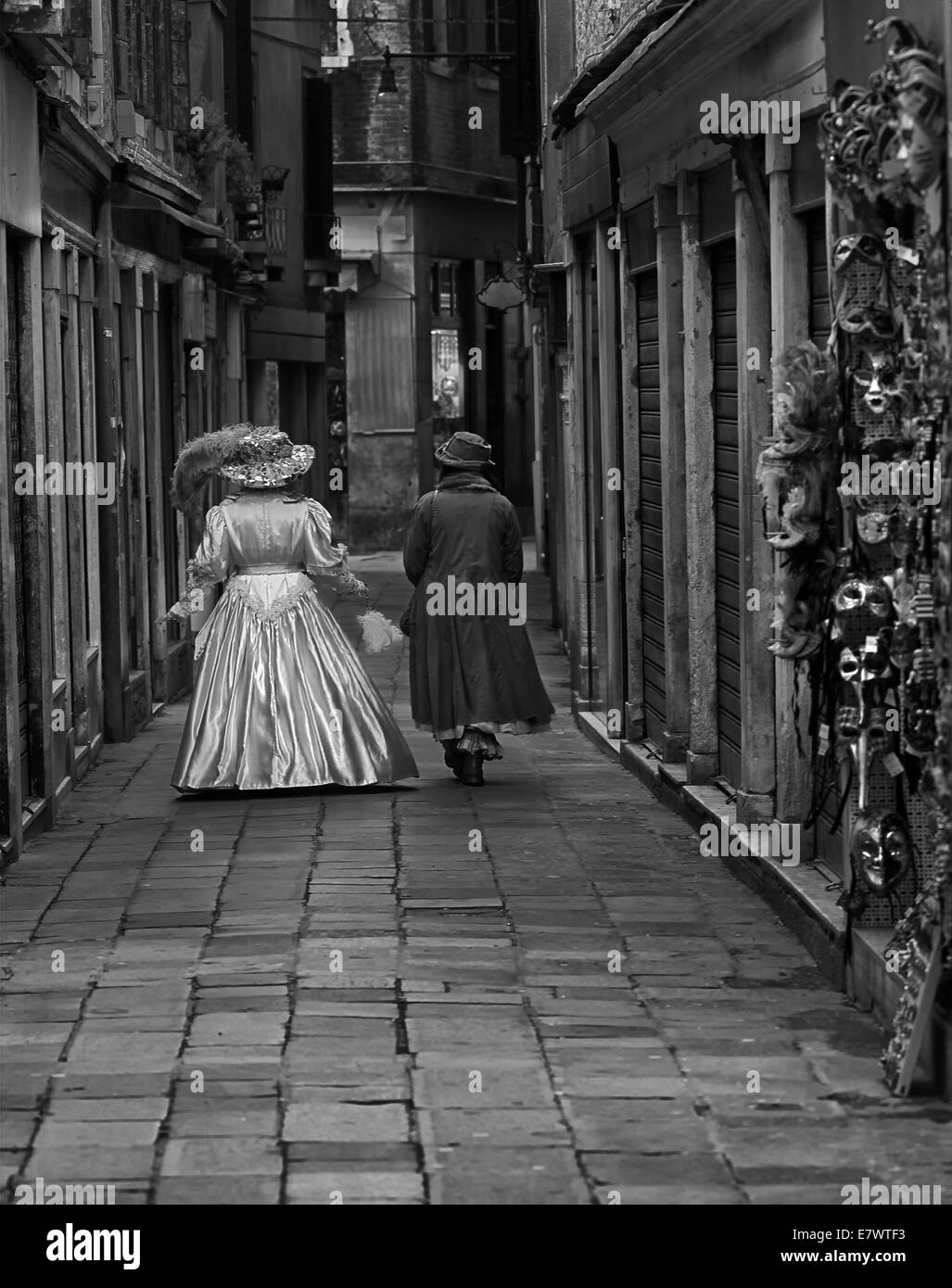Des inconnus en masque de carnaval à Venise. Banque D'Images
