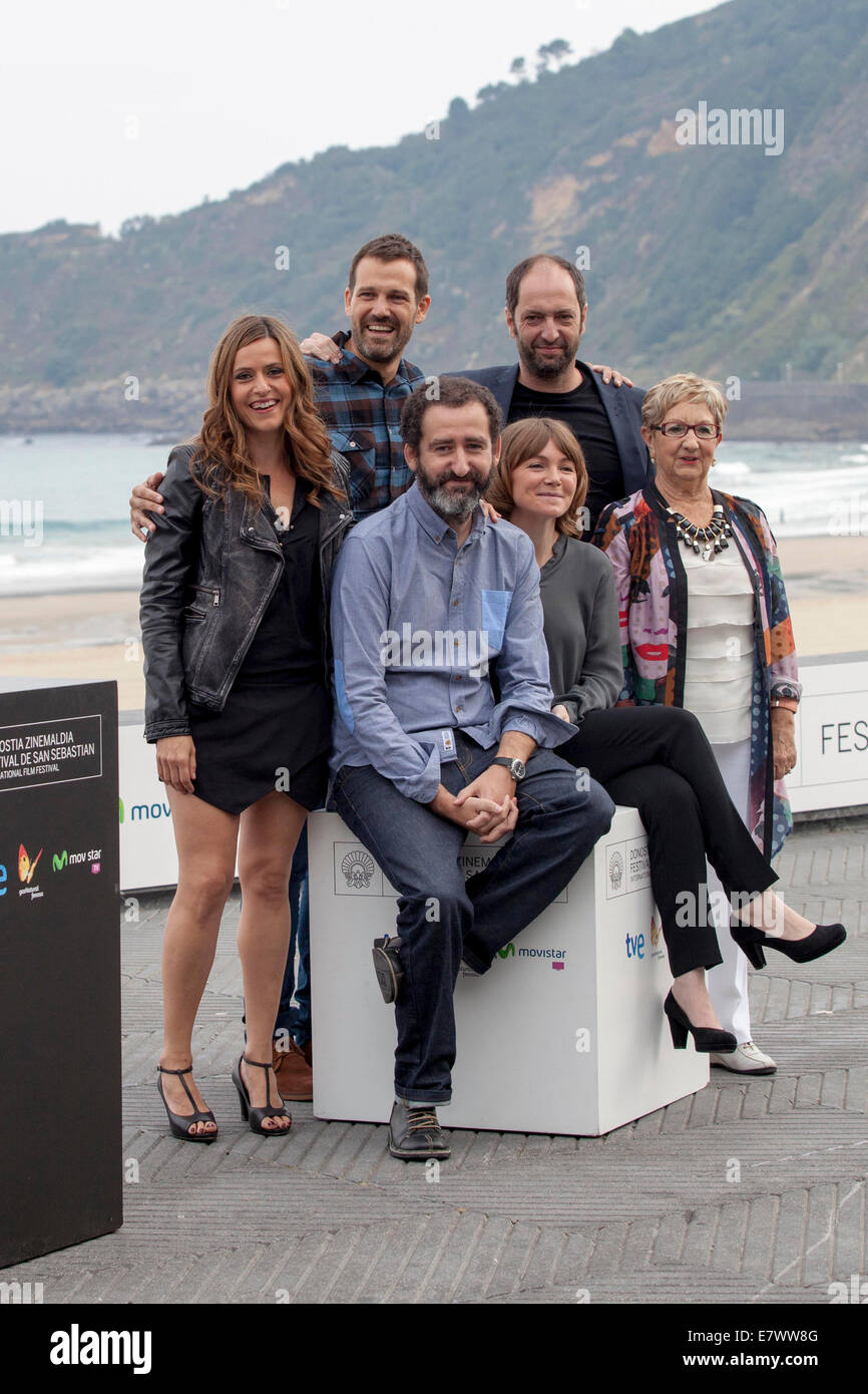 Itziar Ituno, directeur Jon Garano, directeur Jose Mari Goenaga, Nagore Aranburu, Josean Bengoetxea et Itziar Aizpuru pendant les 'Loreak' photocall lors du 62e Festival International du Film de San Sebastian le 23 septembre 2014/photo alliance Banque D'Images