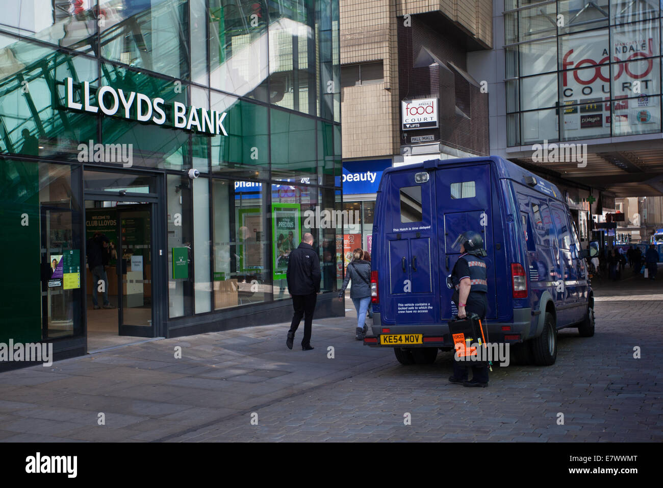 Woman G4S Employee Security Guard livrant ou collectant auprès de Lloyds Bank, Manchester Piccadilly, Royaume-Uni Banque D'Images