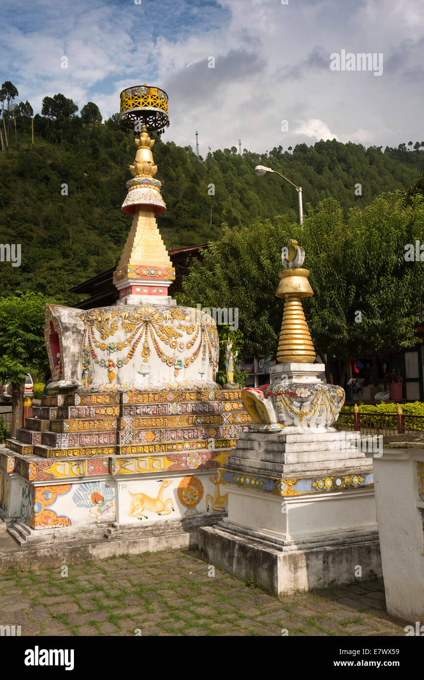 L'est du Bhoutan, Trashigang, Rangjung, pleines de chortens Bouddhistes au milieu du village Banque D'Images
