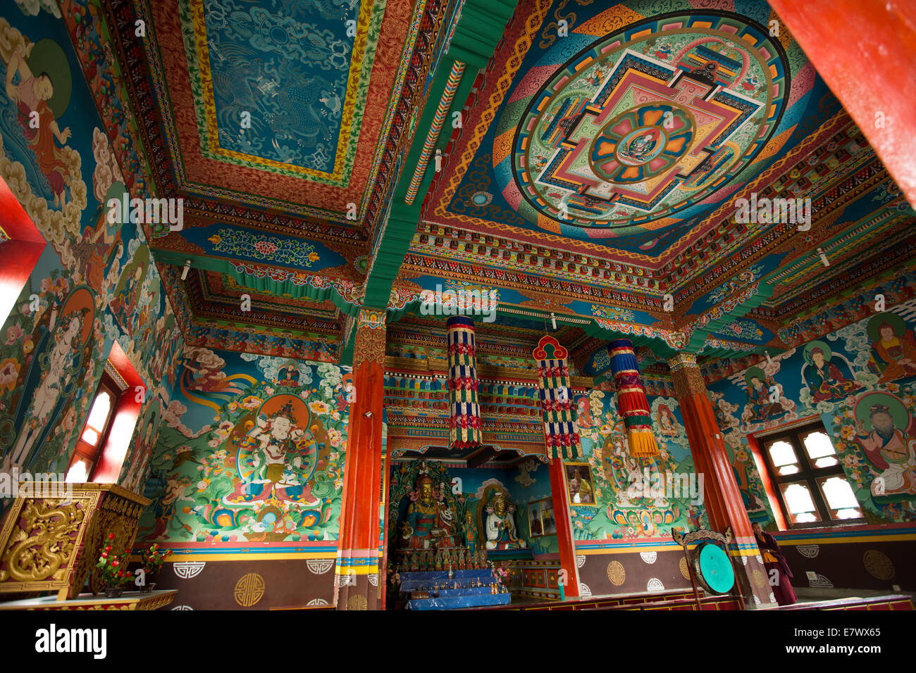 L'est du Bhoutan, Trashigang, Rangjung Woesel Choeling Monastère intérieur, de l'autel et de murs décorés Banque D'Images