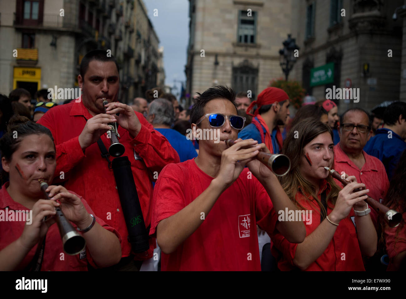 Barcelone, Catalogne, Espagne. Sep 24, 2014. À BARCELONE les membres d'un groupe jouant de la musique 'gralla', un instrument traditionnel catalan, accompagnant la construction du Castells (tours humaines). Le 24 septembre, la ville de Barcelone célèbre le jour de son saint patron (La Mercè) avec plusieurs fêtes traditionnelles , et les événements religieux. Crédit : Jordi Boixareu/Alamy Live News Banque D'Images