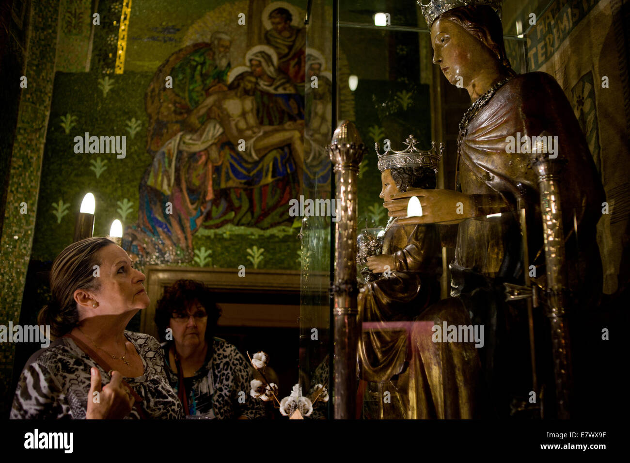 Barcelone, Catalogne, Espagne. Sep 24, 2014. Dans la basilique de la Merce à Barcelone un dévot traverse lui-même en face de la Vierge de la Merce. Le 24 septembre, la ville de Barcelone célèbre le jour de son saint patron (La Mercè) avec plusieurs fêtes traditionnelles , et les événements religieux. Crédit : Jordi Boixareu/Alamy Live News Banque D'Images
