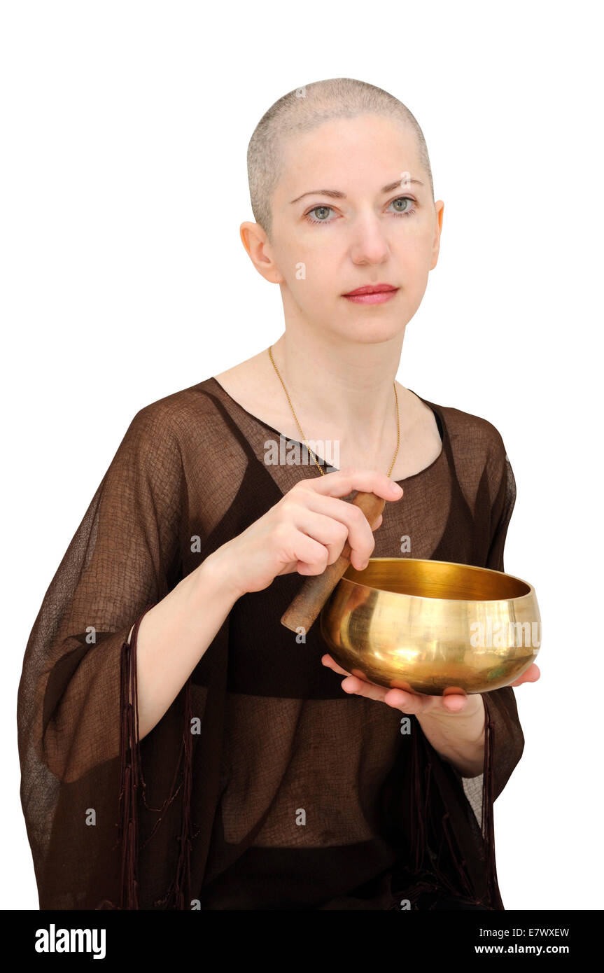 Femme à tête brune en chantant avec bol, méditer. Isolé sur blanc, chemin de détourage inclus. Banque D'Images