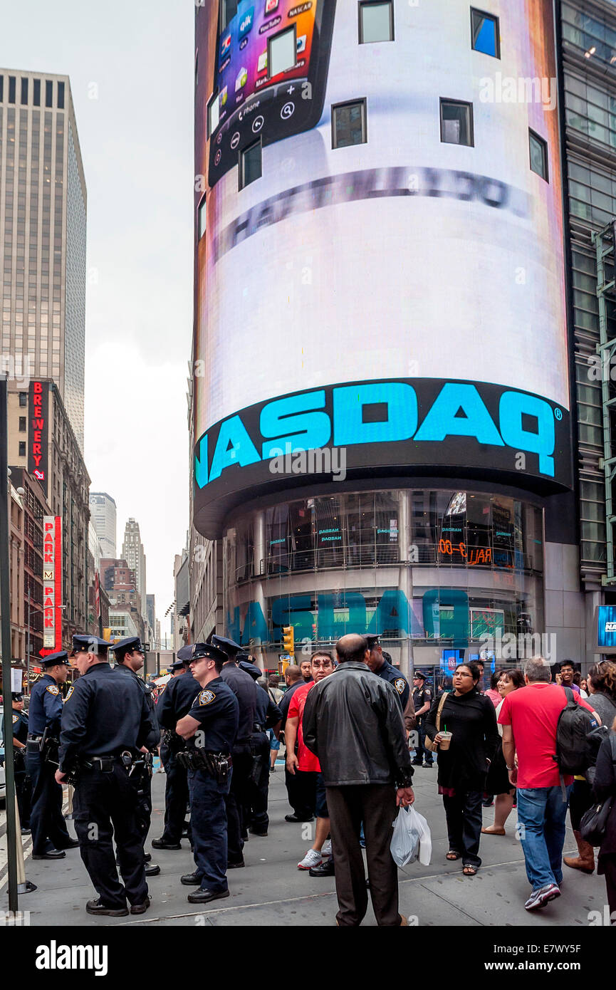 Assurer la sécurité de la police pour les millions de visiteurs de Times Square New York Banque D'Images