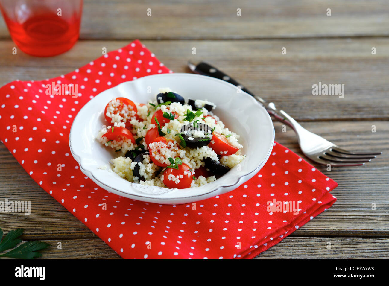 Couscous aux tomates et olives, de l'alimentation close up Banque D'Images