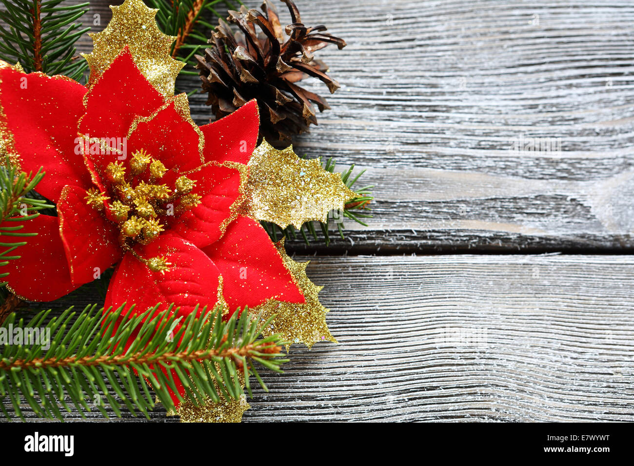 Fleur Rouge De Noël Avec Des Arcs Sur Une Planche En Bois