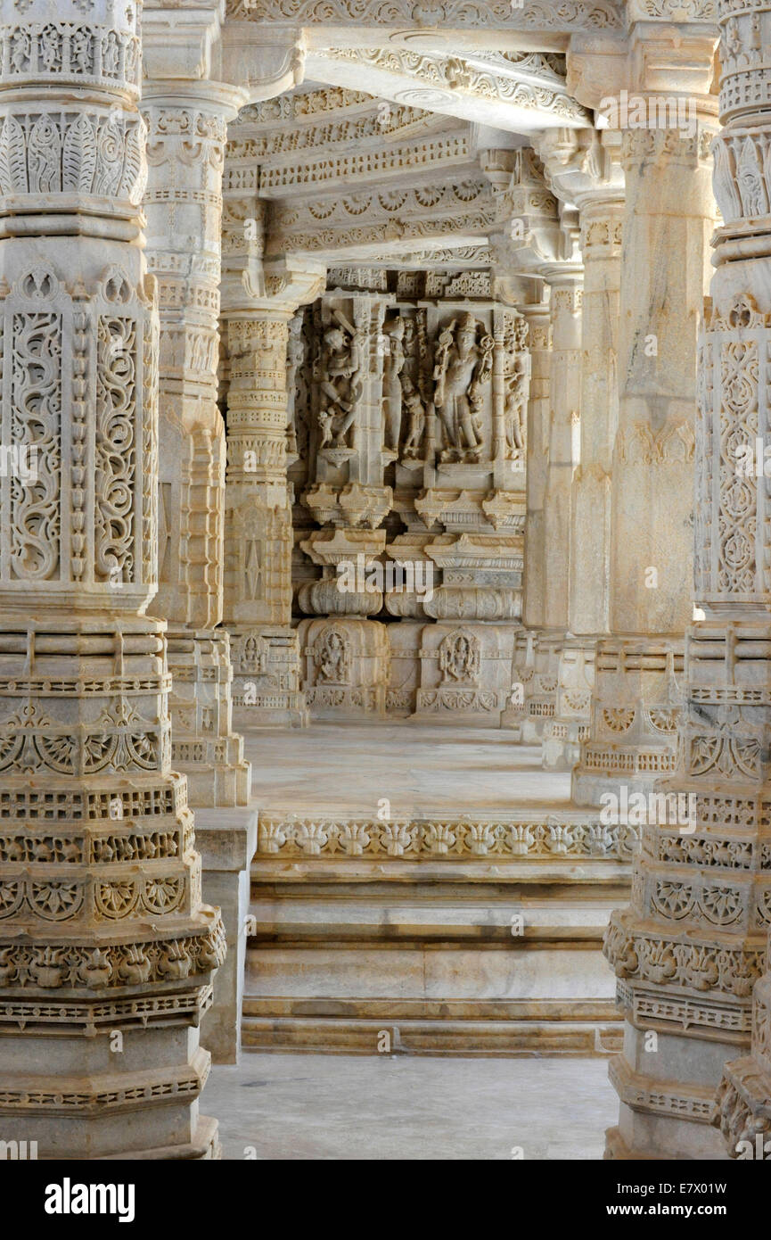 Gravé de façon complexe des colonnes dans le temple jaïn Adinatha à Ranakpur au Rajasthan, Inde Banque D'Images