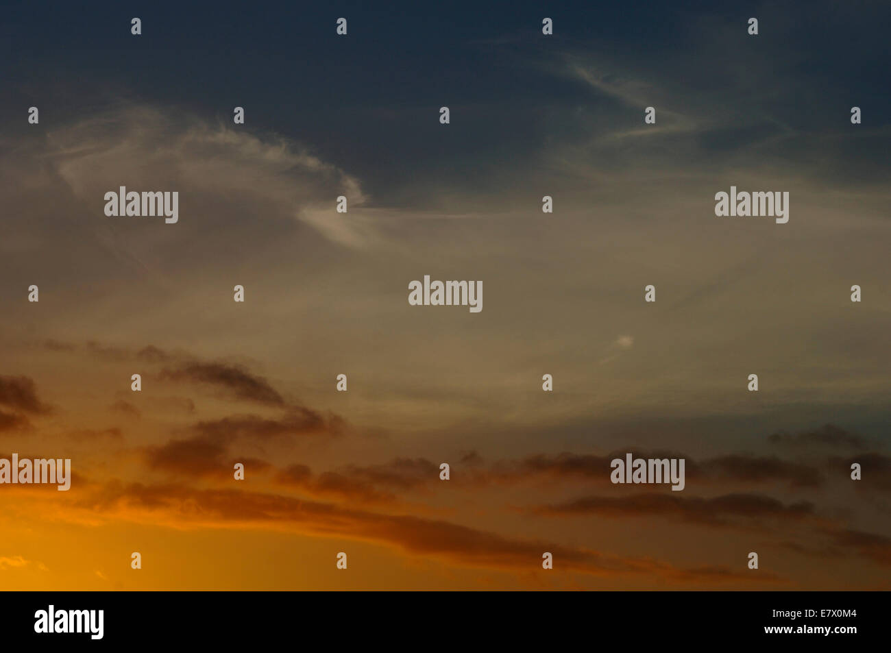 Des traînées de vapeur dans le ciel. Banque D'Images