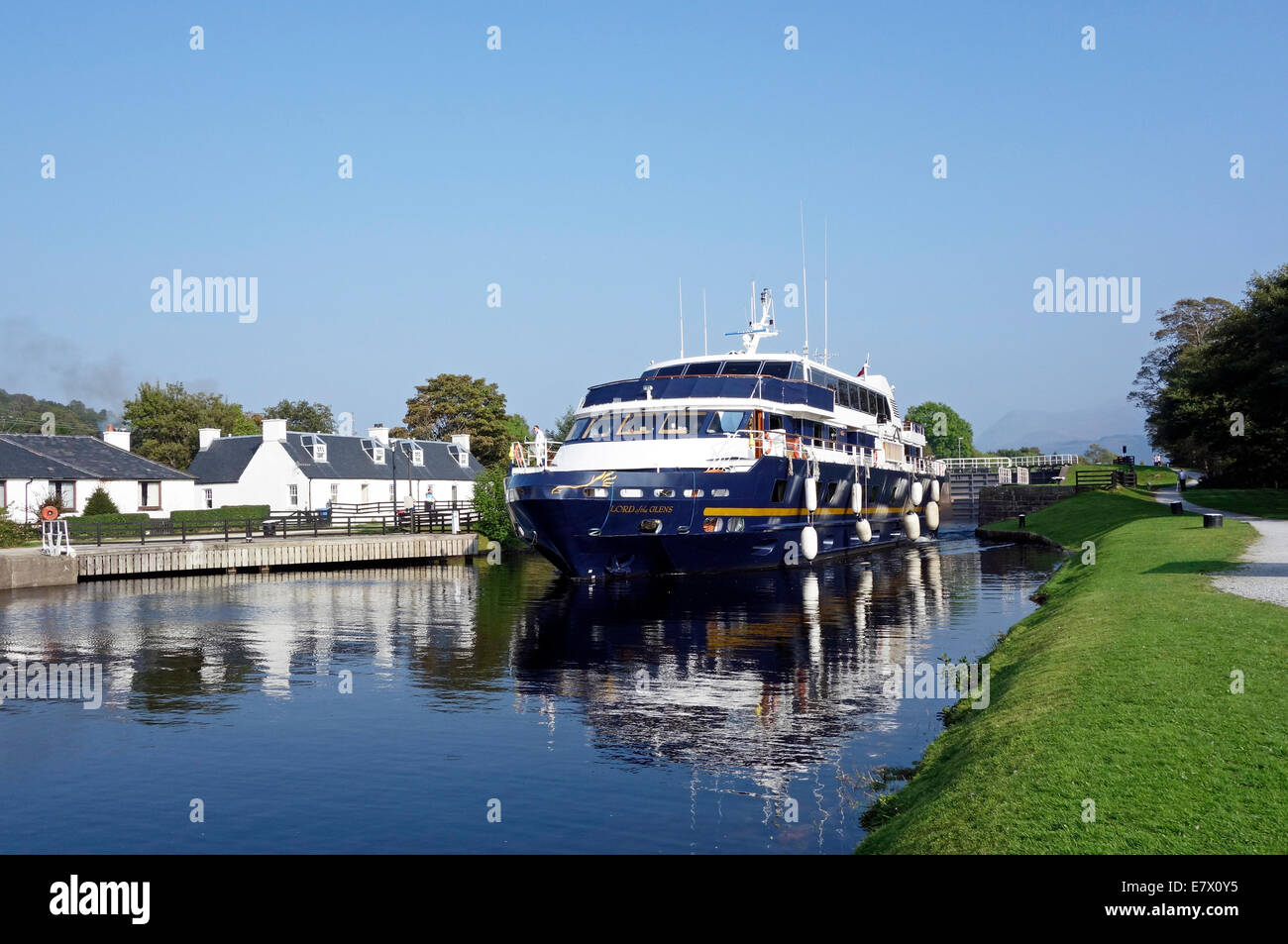 Bateau de croisière seigneur des Glens vient de passer à travers les écluses à Corpach dans le Canal Calédonien dans Highland Ecosse Banque D'Images