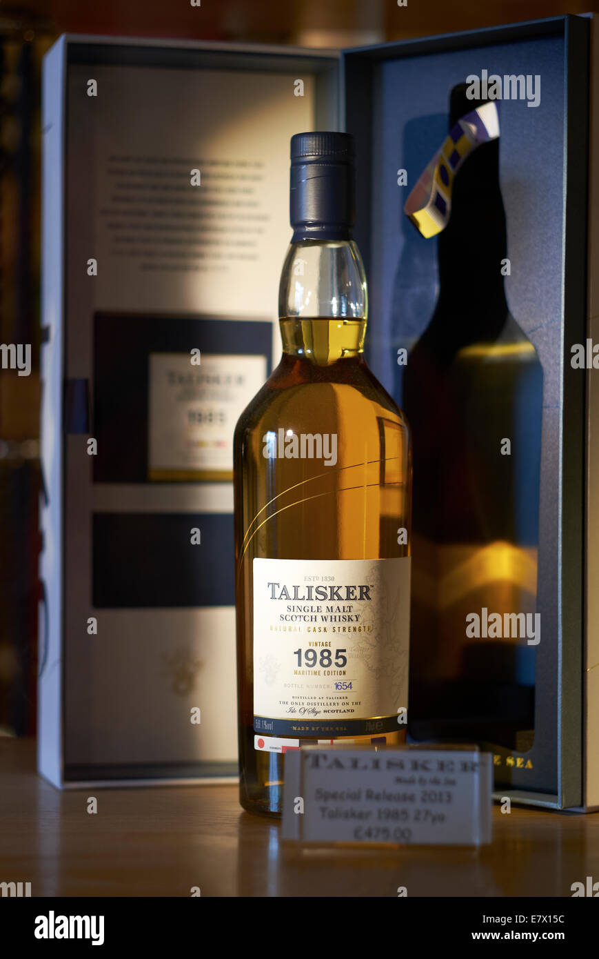 Un gros plan d'une bouteille Vintage bouteille de whisky Talisker, Maritime Edition, île de Skye distillerie. Banque D'Images