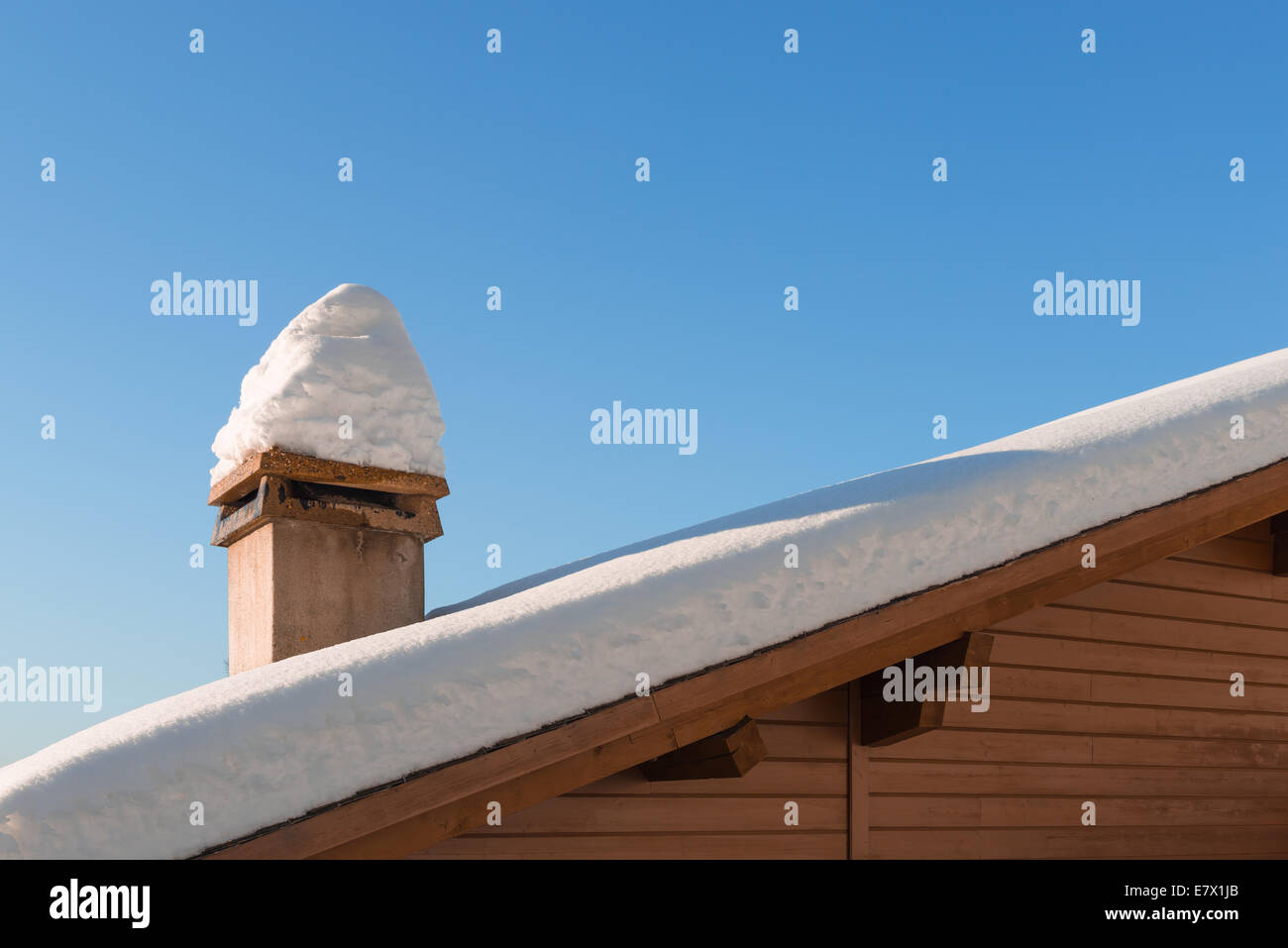 Les amoncellements de neige sur le toit et sur le tube. Ambiance de vacances de Noël et Nouvel An. Banque D'Images