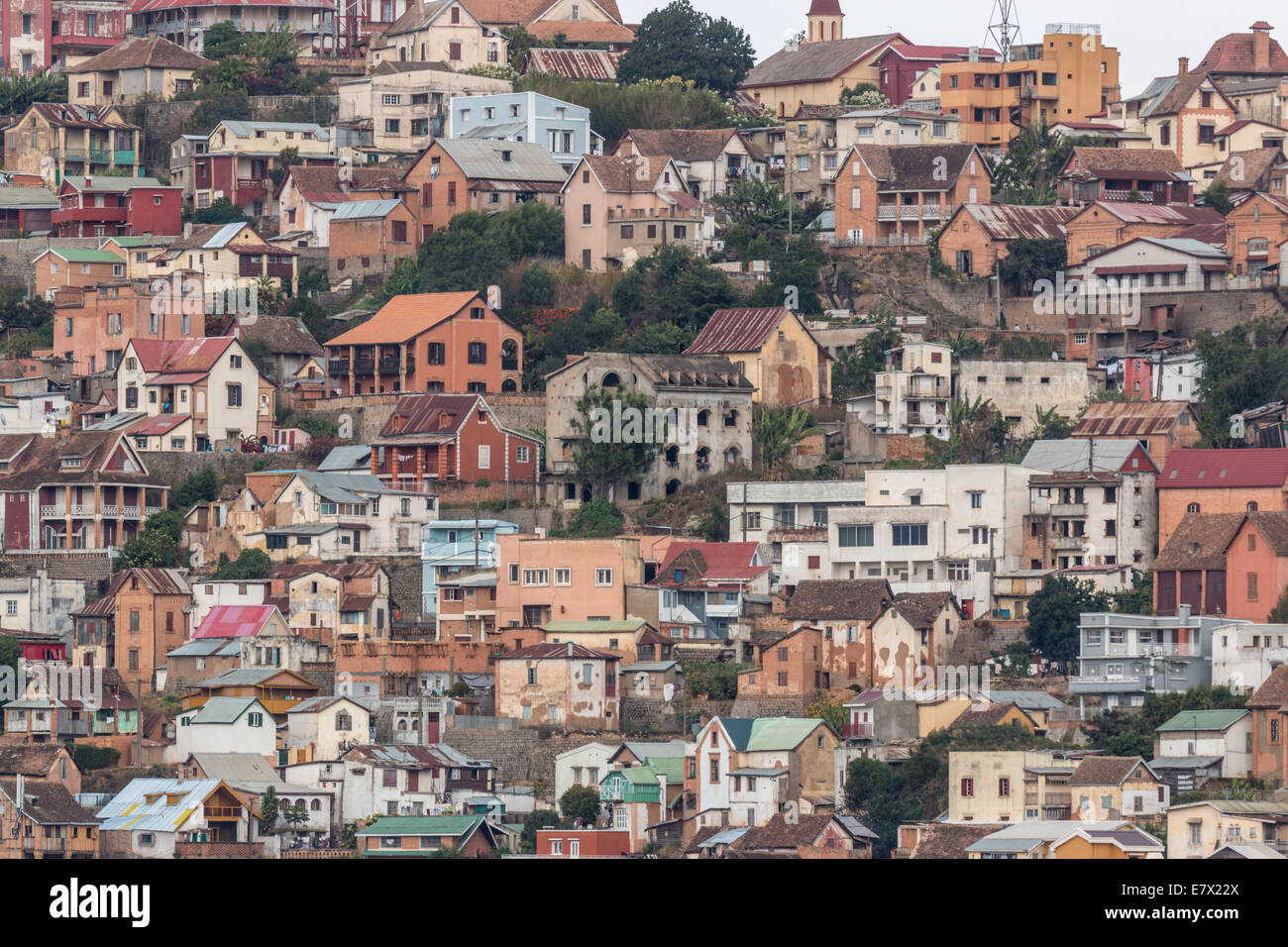Vue de la densité des maisons sur une des nombreuses collines d'Antananarivo, la capitale de Madagascar Banque D'Images