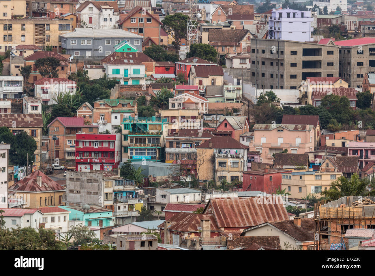 Vue de la densité des maisons sur une des nombreuses collines d'Antananarivo, la capitale de Madagascar Banque D'Images