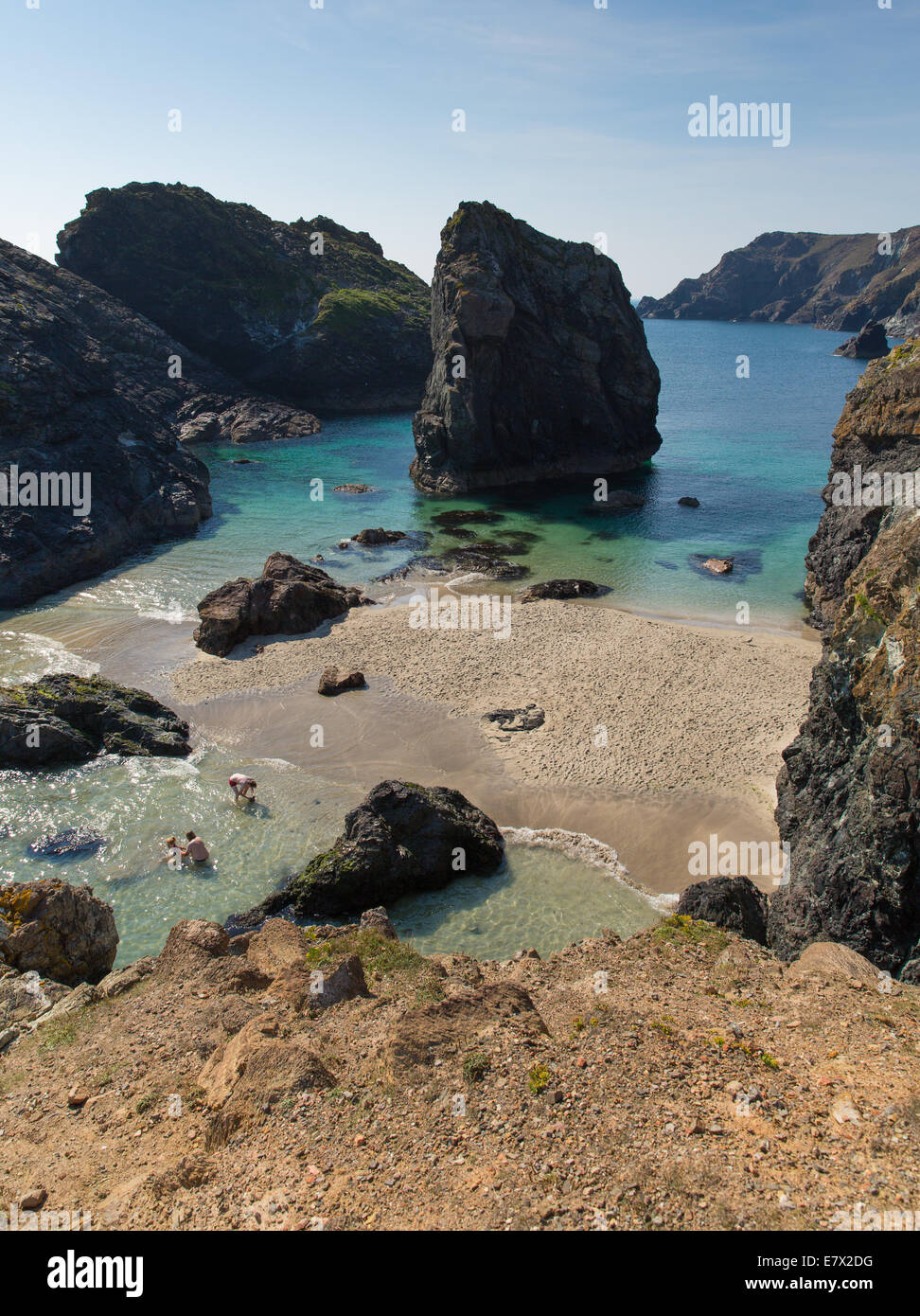 Kynance Cove rocks et plage Cornwall le lézard du sud-ouest de l'Angleterre uk avec les visiteurs et les touristes appréciant le soleil d'été Banque D'Images