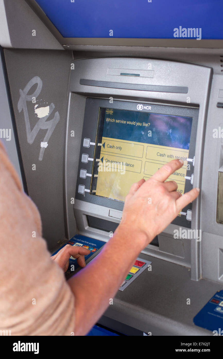 Une jeune femme d'un distributeur de billets ATM Halifax Banque D'Images