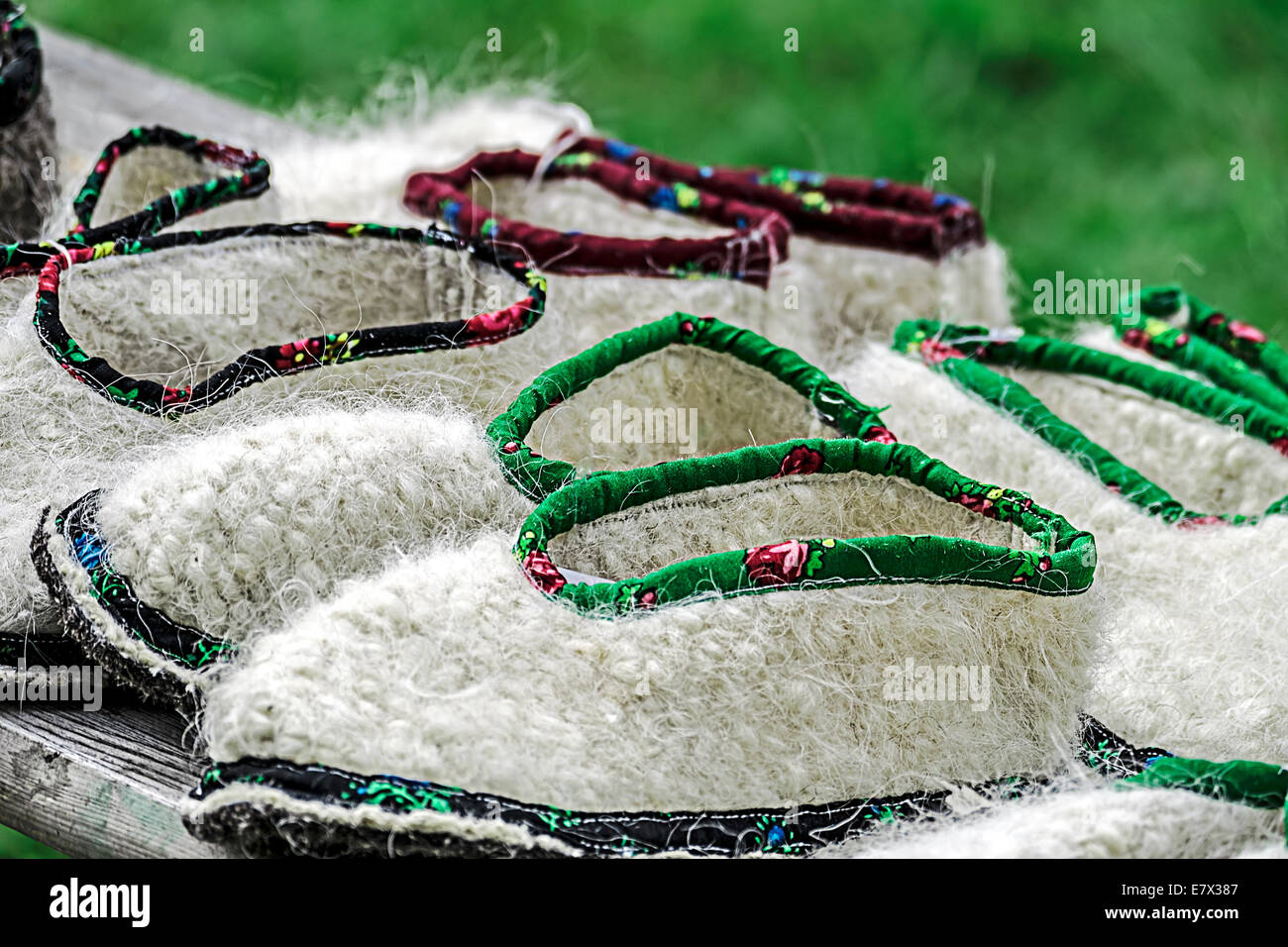 Chaussures de paysan roumain traditionnel, pour la région de Maramures, Roumanie. Banque D'Images