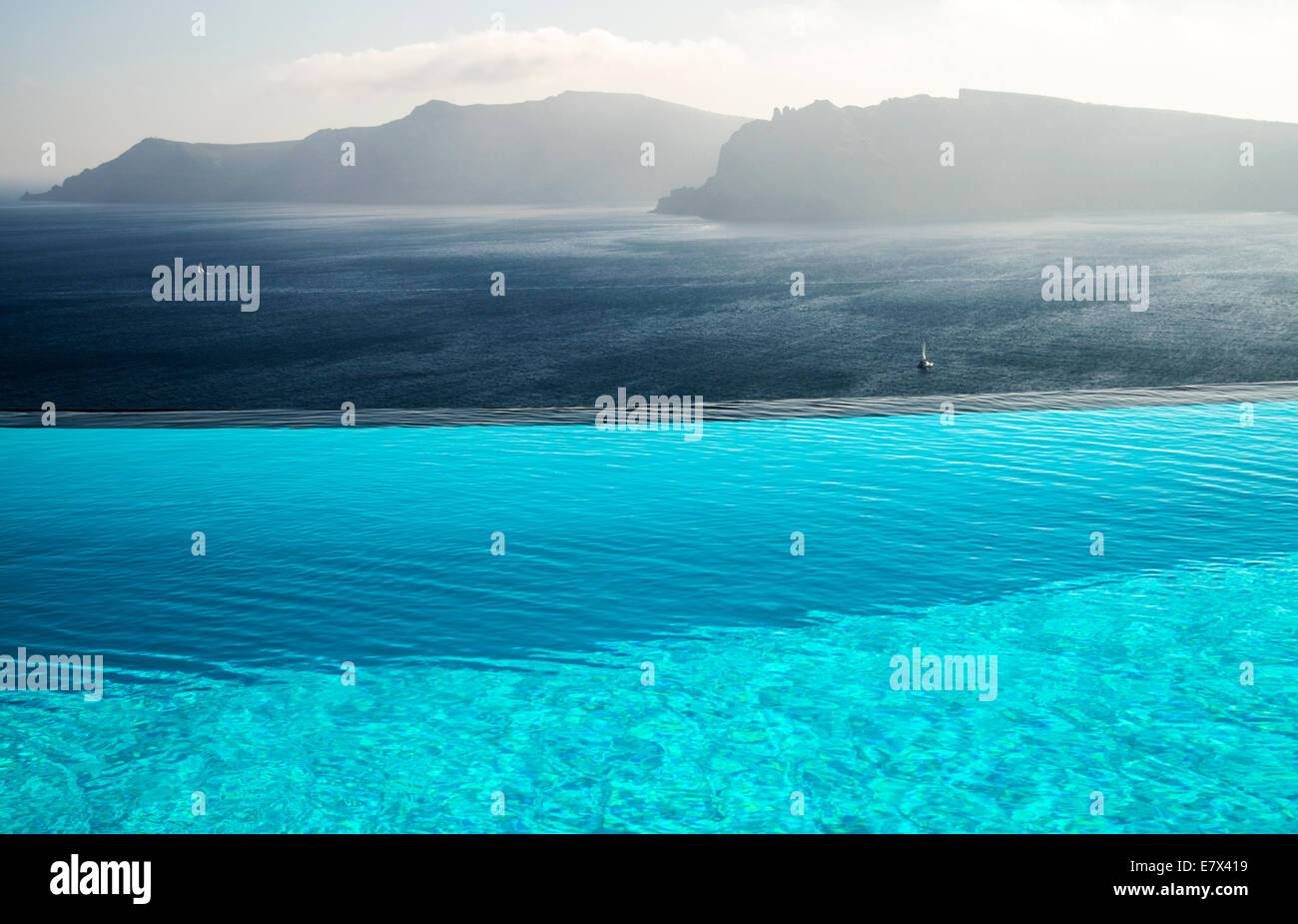 Seascape avec la piscine à débordement, d''Oia, Santorin (thira), Grèce Banque D'Images