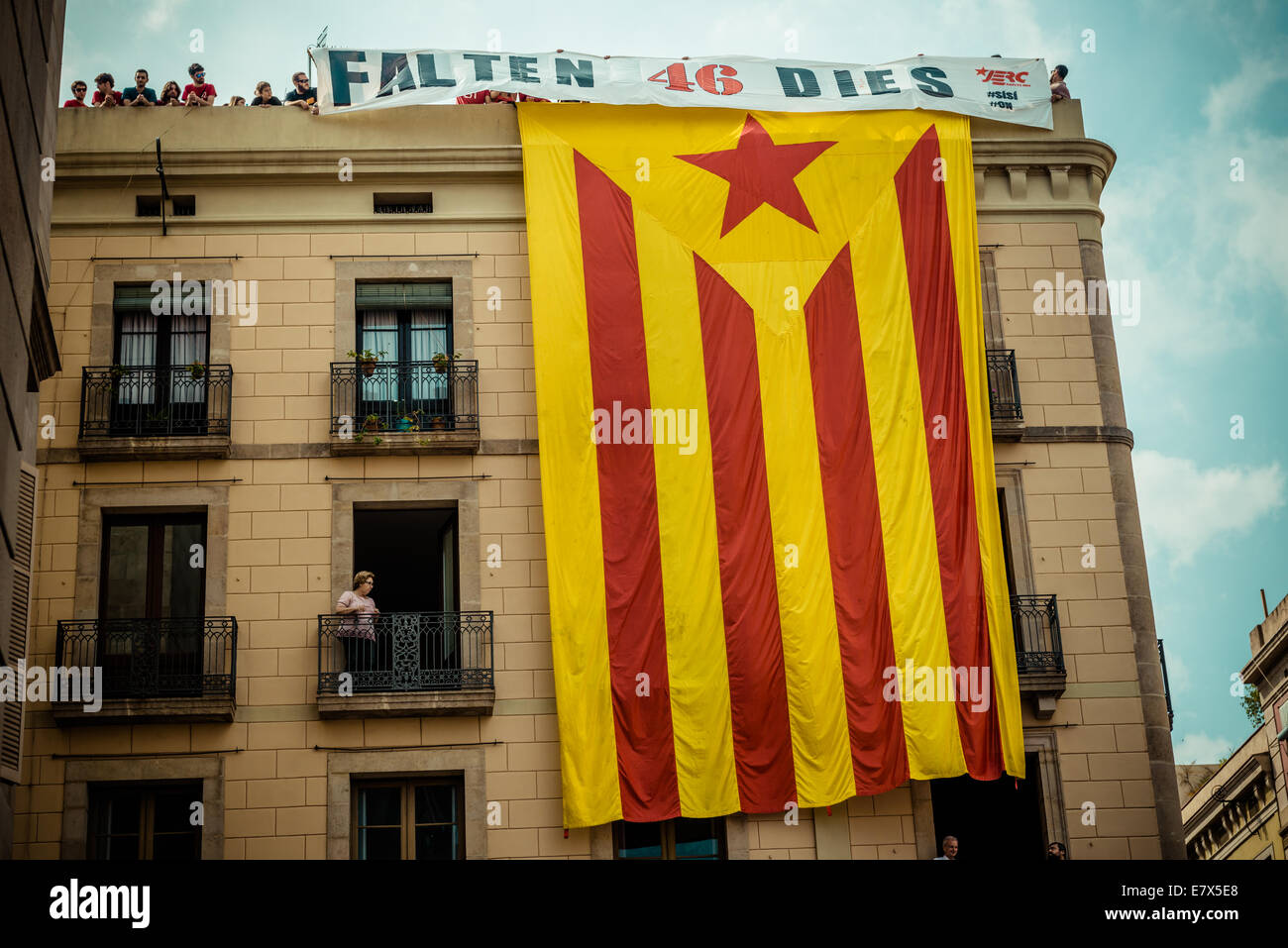 Barcelone, Espagne. Sep 24, 2014. Les membres du parti JERC Accrocher un 'géant estelada' à partir d'un haut toit de Barcelone, à proximité de la mairie et une bannière à lire '46 jours' de se rappeler les Catalans Président Artur Mas au référendum promis le 9 novembre comme castellers construire tours humaines au cours de la Merce Crédit : festival matthi/Alamy Live News Banque D'Images