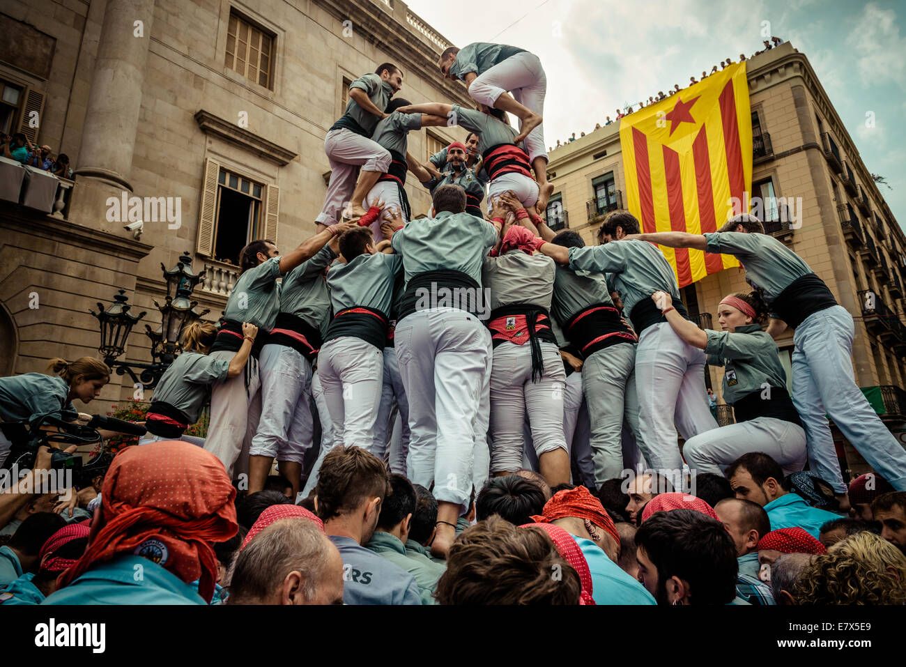 Barcelone, Espagne. Sep 24, 2014. La "Castellers de Sants' construire une tour humaine au cours de la ville festival 'La Merce 2014' en face de l'hôtel de ville de Barcelone : Crédit matthi/Alamy Live News Banque D'Images