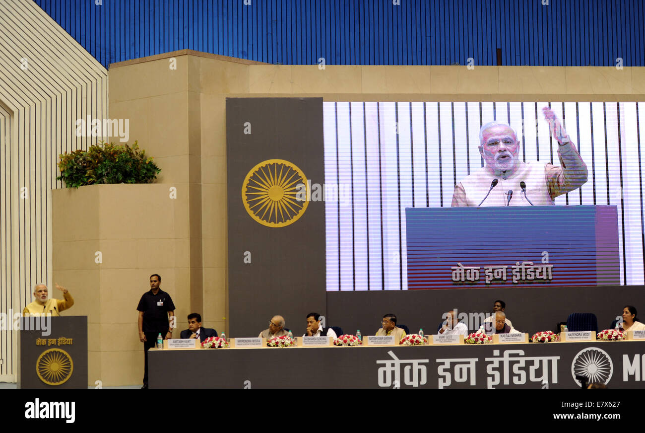 New Delhi, Inde. 25 Septembre, 2014. Le Premier Ministre indien Narendra Modi (L) porte sur les chefs d'entreprise de l'Inde et à l'étranger pendant le lancement de son 'Make en Inde" avant son départ prévu pour les États-Unis à New Delhi, Inde, 25 septembre 2014. Le Premier Ministre indien Narendra Modi lance 'make en Inde' campagne jeudi dans la capitale, invitant les entreprises d'envergure mondiale pour mettre en place des bases de fabrication ici. Credit : Partha Sarkar/Xinhua/Alamy Live News Banque D'Images