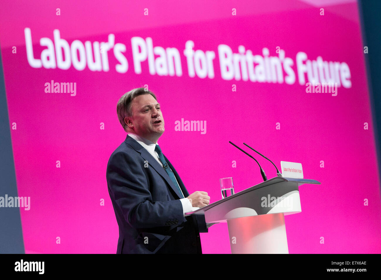 Parti du travail - deux jours de conférence lundi. Ed Balls MP , Ombre chinoise , chancelier sur scène. Banque D'Images