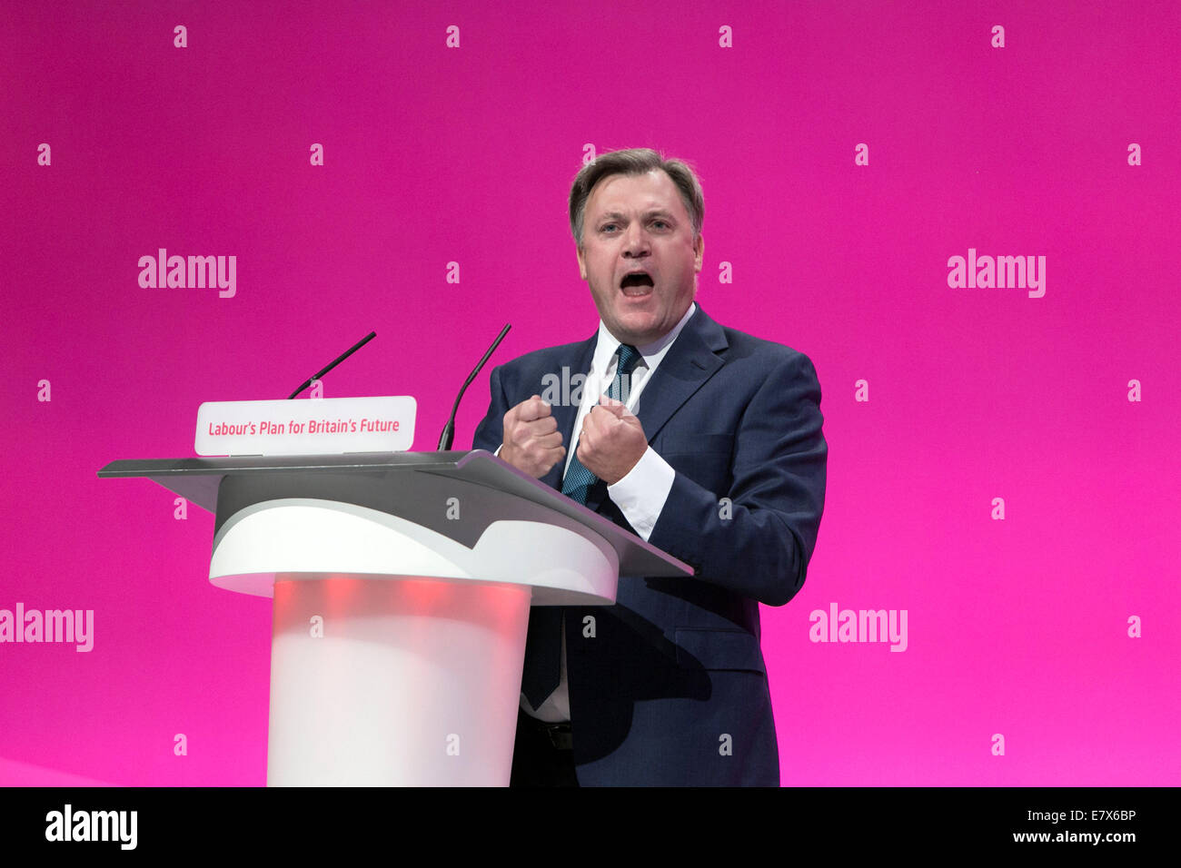 Parti du travail - deux jours de conférence lundi. Ed Balls MP , Ombre chinoise , chancelier sur scène. Banque D'Images