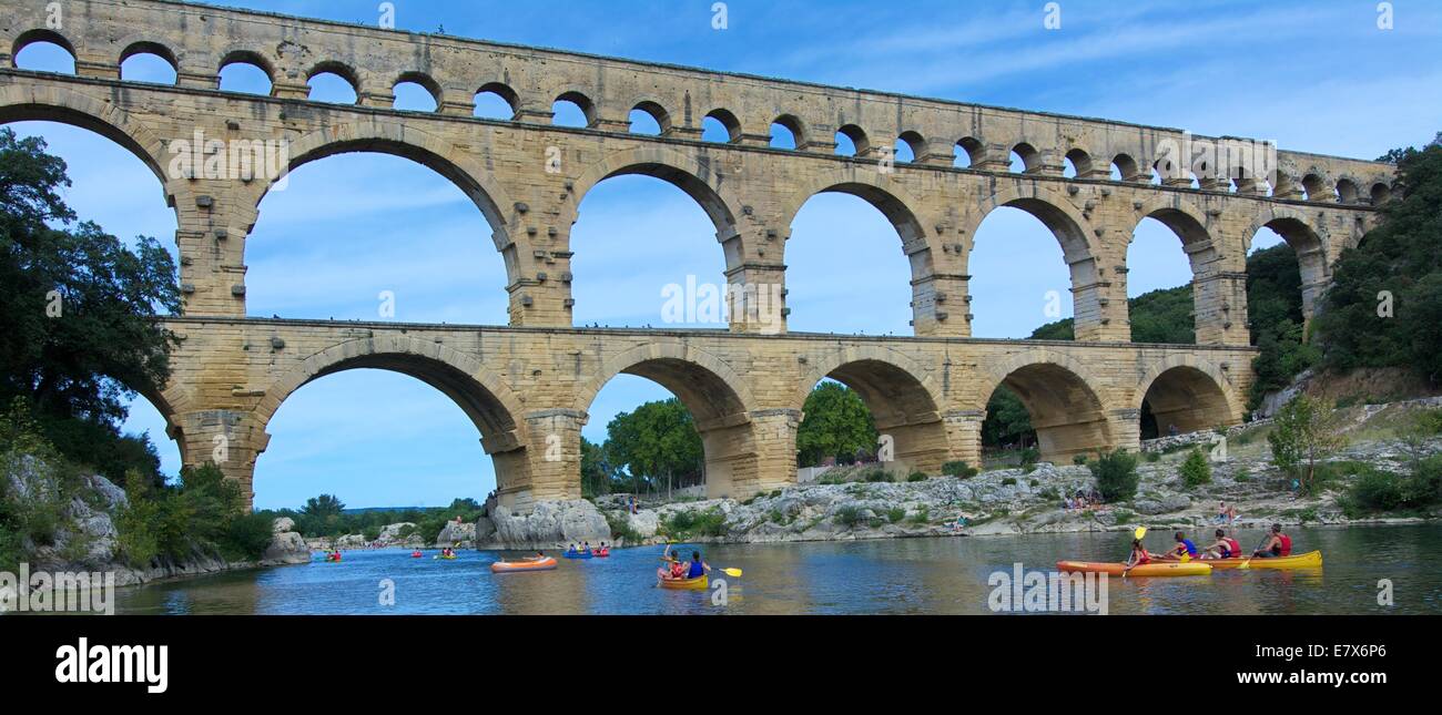 Canoë sur la rivière Gardon près du Pont du Gard, Gard, Languedoc-Roussillon, France, Europe Banque D'Images