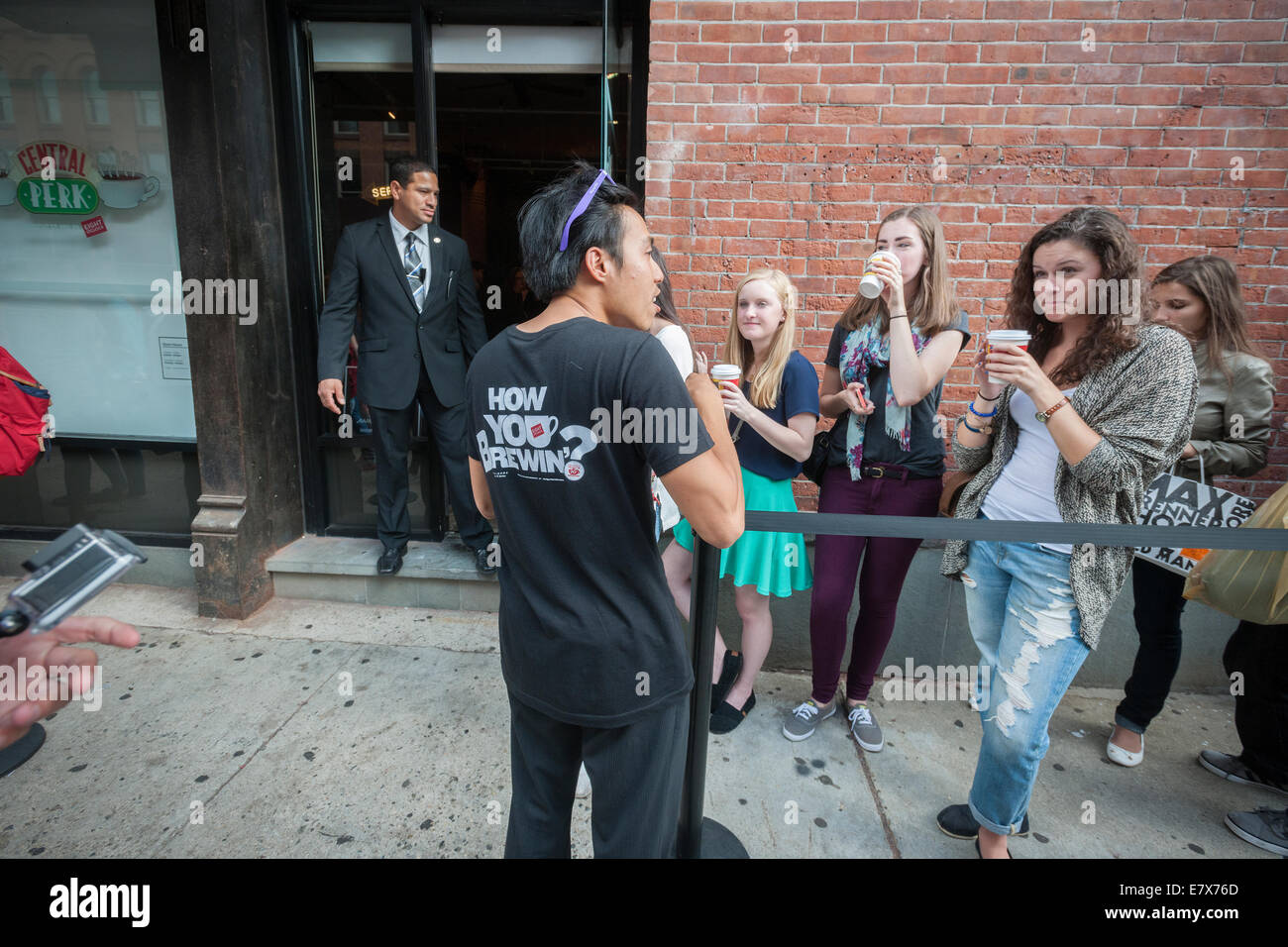 Un travailleur parle avec les fans à l'extérieur du Central Perk amis promotion pop-up dans Soho à New York Banque D'Images