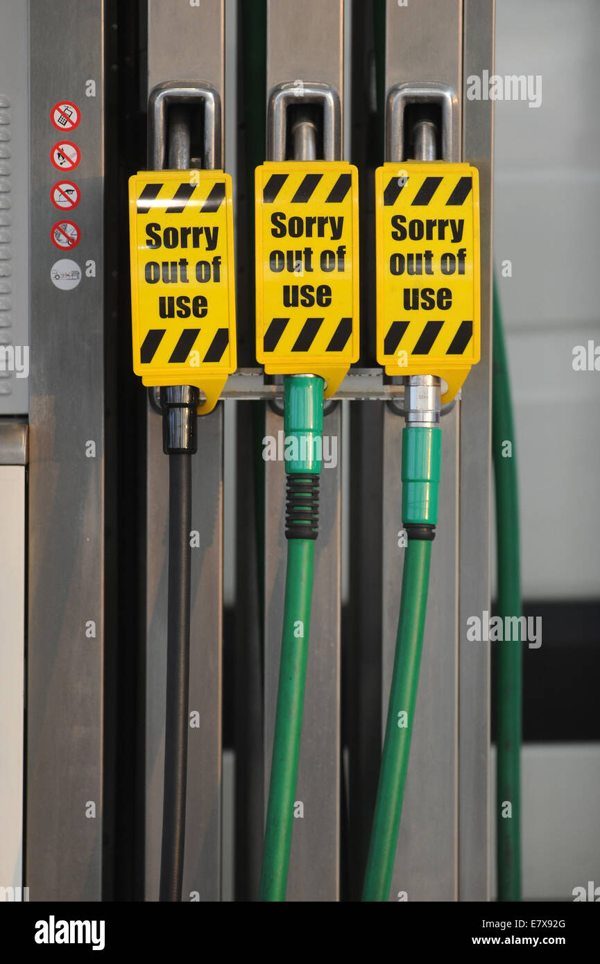 Les pompes à carburant à une station-essence qui n'a plus d'essence et le diesel au cours d'une pénurie de carburant. Banque D'Images