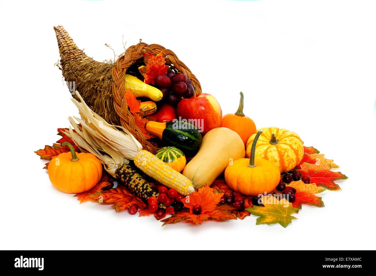 La récolte ou de grâce cornucopia remplie de légumes sur un fond blanc Banque D'Images