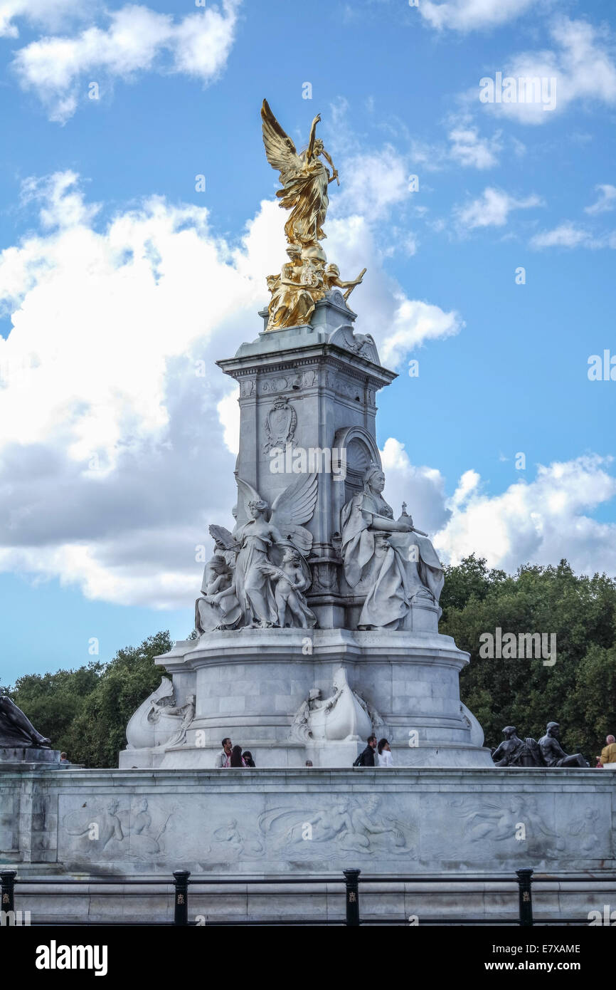 Statue de la reine Victoria London on a bright sunny Banque D'Images