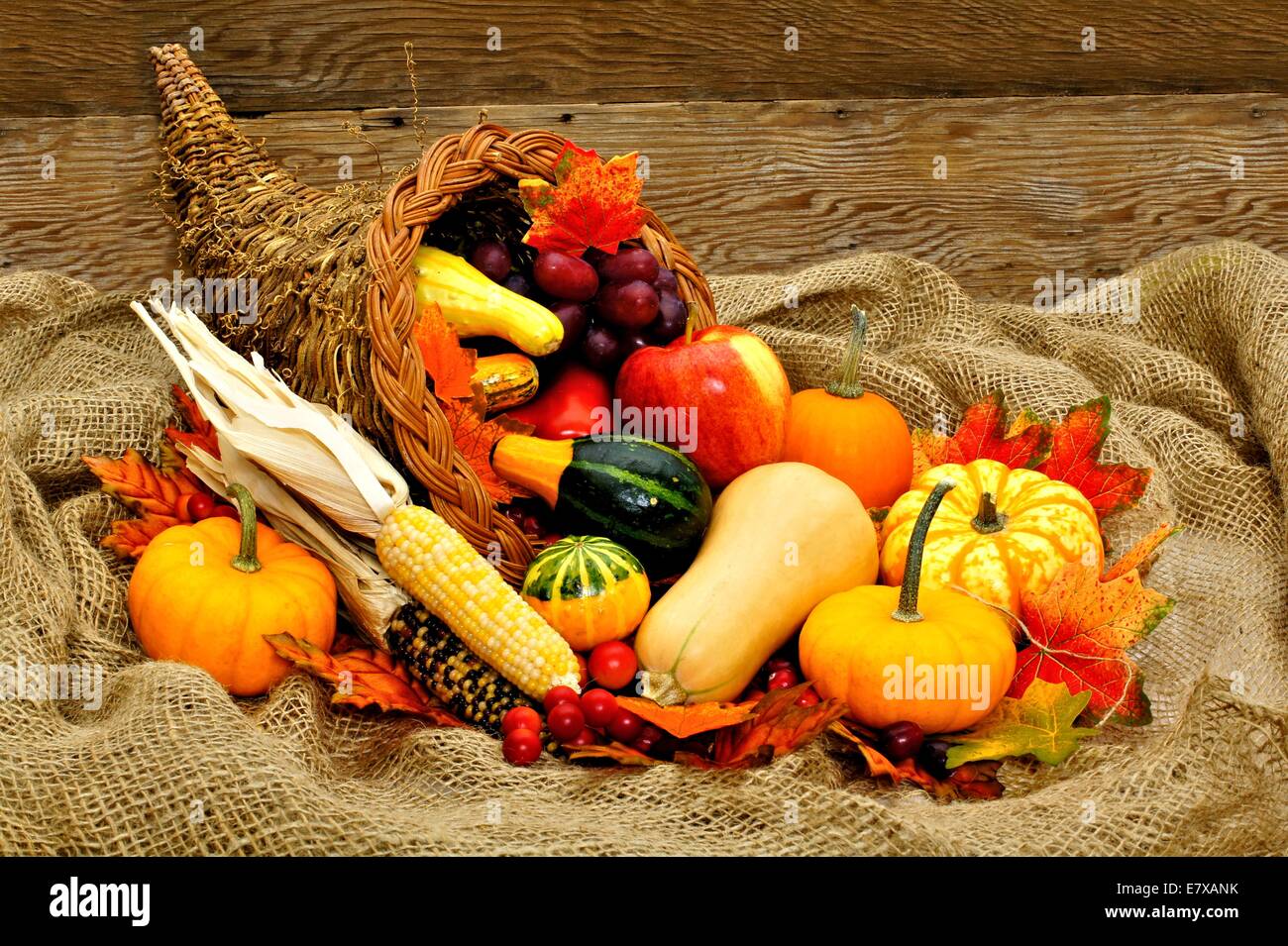 La récolte ou de grâce cornucopia remplie de légumes sur un fond de bois et de toile Banque D'Images