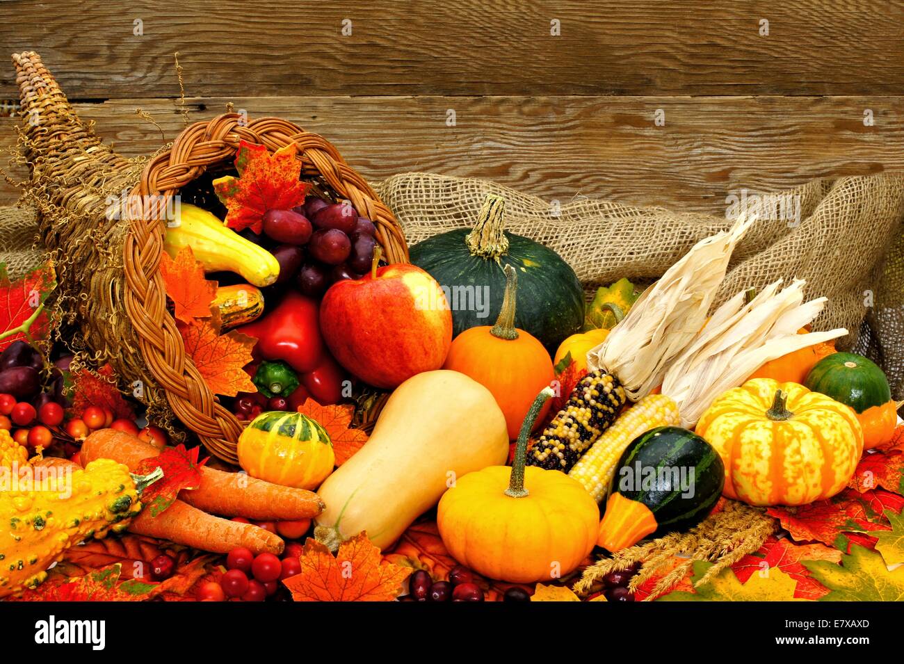 La récolte ou de grâce cornucopia remplie de légumes contre wood background Banque D'Images