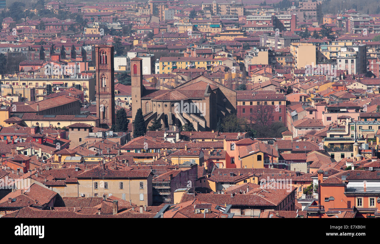 Bologna - Perspectives de Torre Asinelli à st. François d'Assise Église de matin Banque D'Images