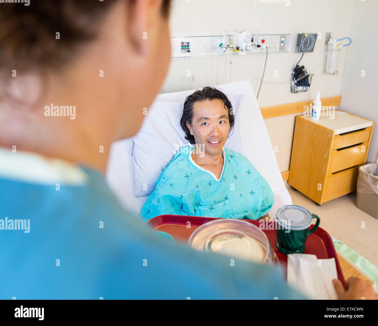 Infirmière patient servant le petit-déjeuner à l'hôpital Banque D'Images