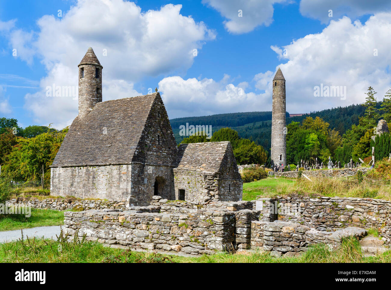 Saint Kevin's Church et la Tour ronde dans l'ancien établissement monastique de Glendalough, comté de Wicklow, Irlande Banque D'Images