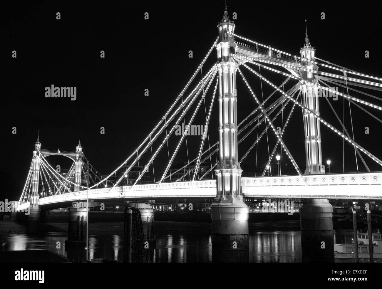 Image en noir et blanc d'Albert Bridge à Londres, Angleterre. Banque D'Images