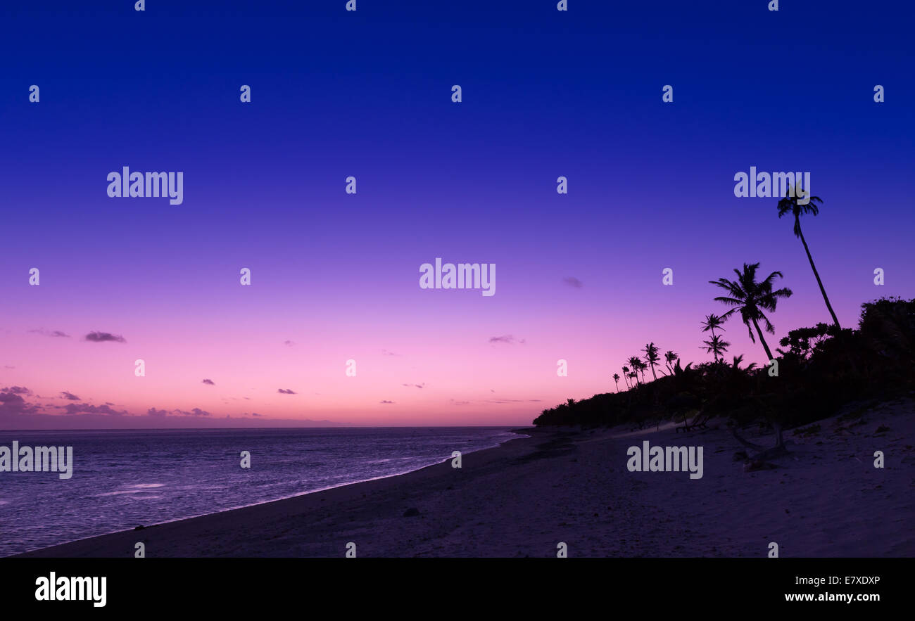 Plage au coucher du soleil, la Côte de Corail, l'île de Viti Levu, Fidji, Océanie Banque D'Images