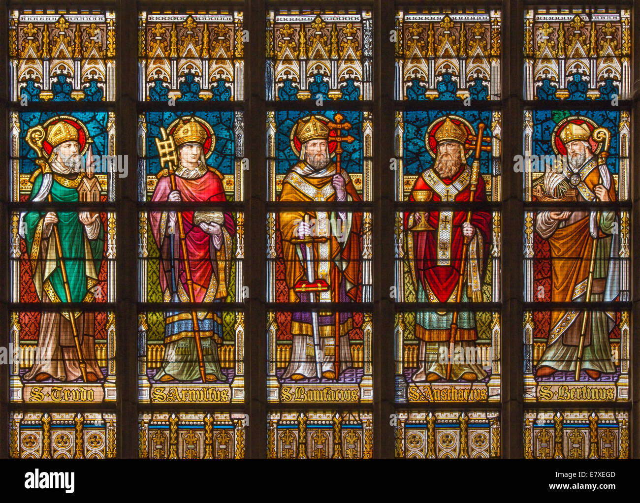 BRUGES, BELGIQUE - 12 juin 2014 : Le saint évêques sur la windwopane dans st. Jacobs (Jakobskerk l'église). Banque D'Images