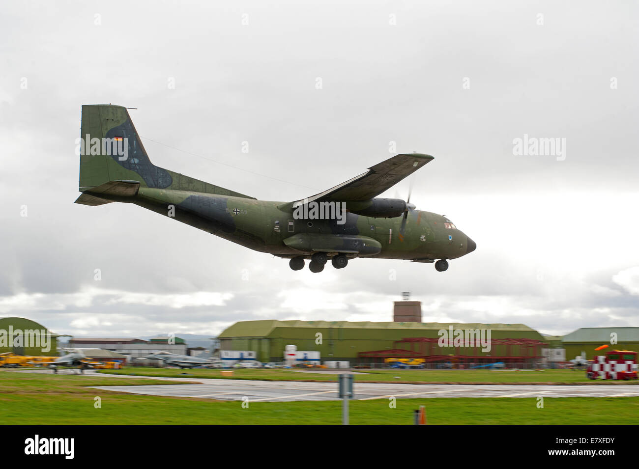 L'allemand Transall C160 double Transport avion multimoteur arrivant à RAF Lossiemouth, en Écosse. 9126 SCO Banque D'Images