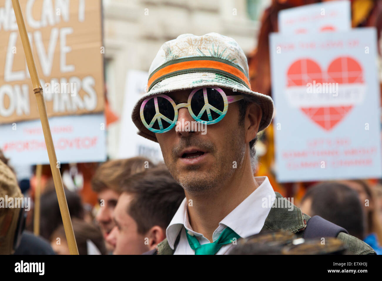 Les gens en matière de changement climatique mars 2014, Londres, Royaume-Uni. 21 septembre 2014. L'Homme à lunettes de la CND. Banque D'Images